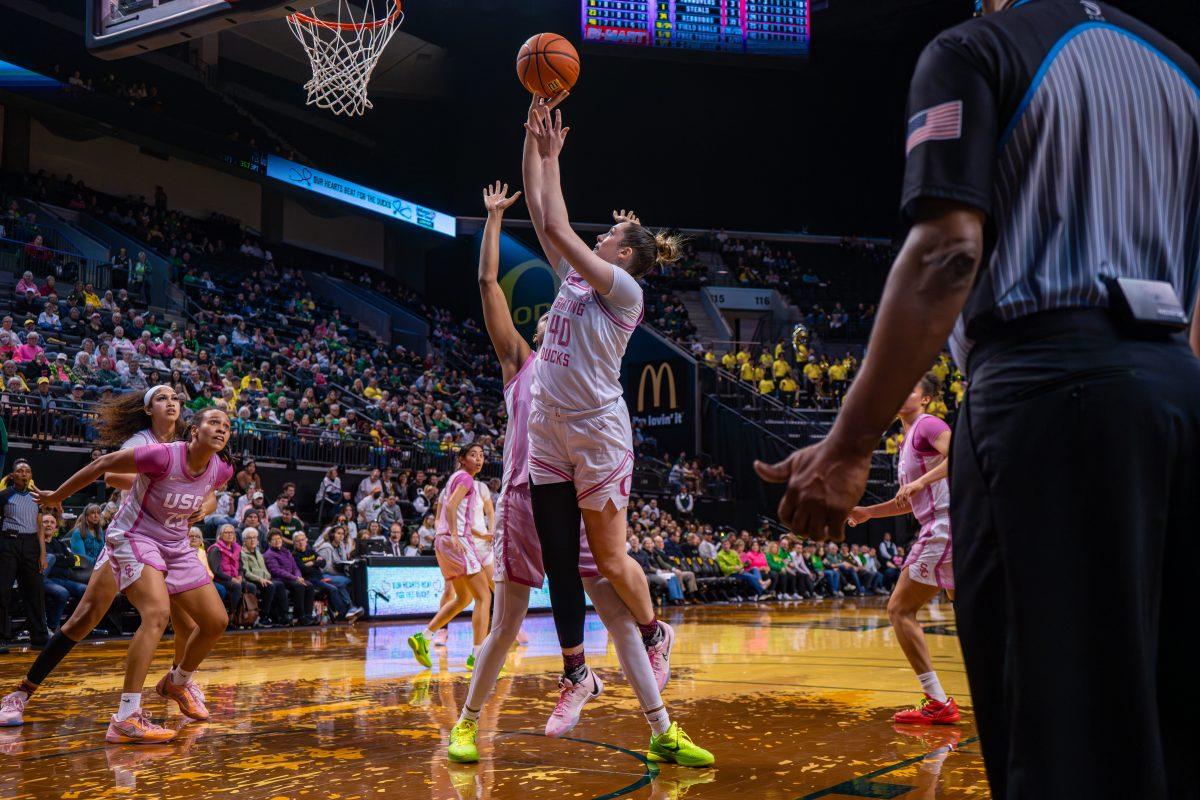 Grace Vanslooten (40) with a layup. The University of Oregon Ducks Women&#8217;s Basketball Team played the University of Southern California Trojans in a home match at Matthew Knight Arena in Eugene, Ore., on Feb. 16, 2024. (Spencer So/Emerald)