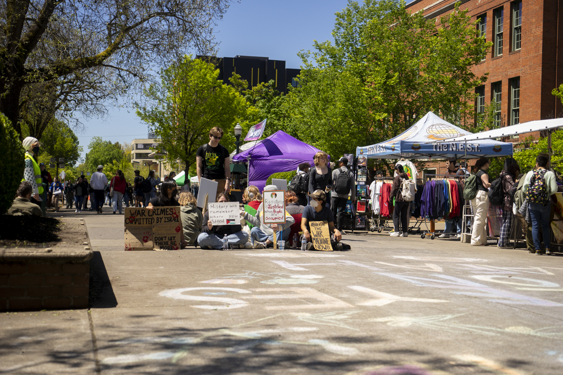 On May 8, 2024, protesters gathered in the middle of 13th Avenue on the University of Oregon campus, holding pro-Palestine signs (Lulu Devoulin/ Emerald)