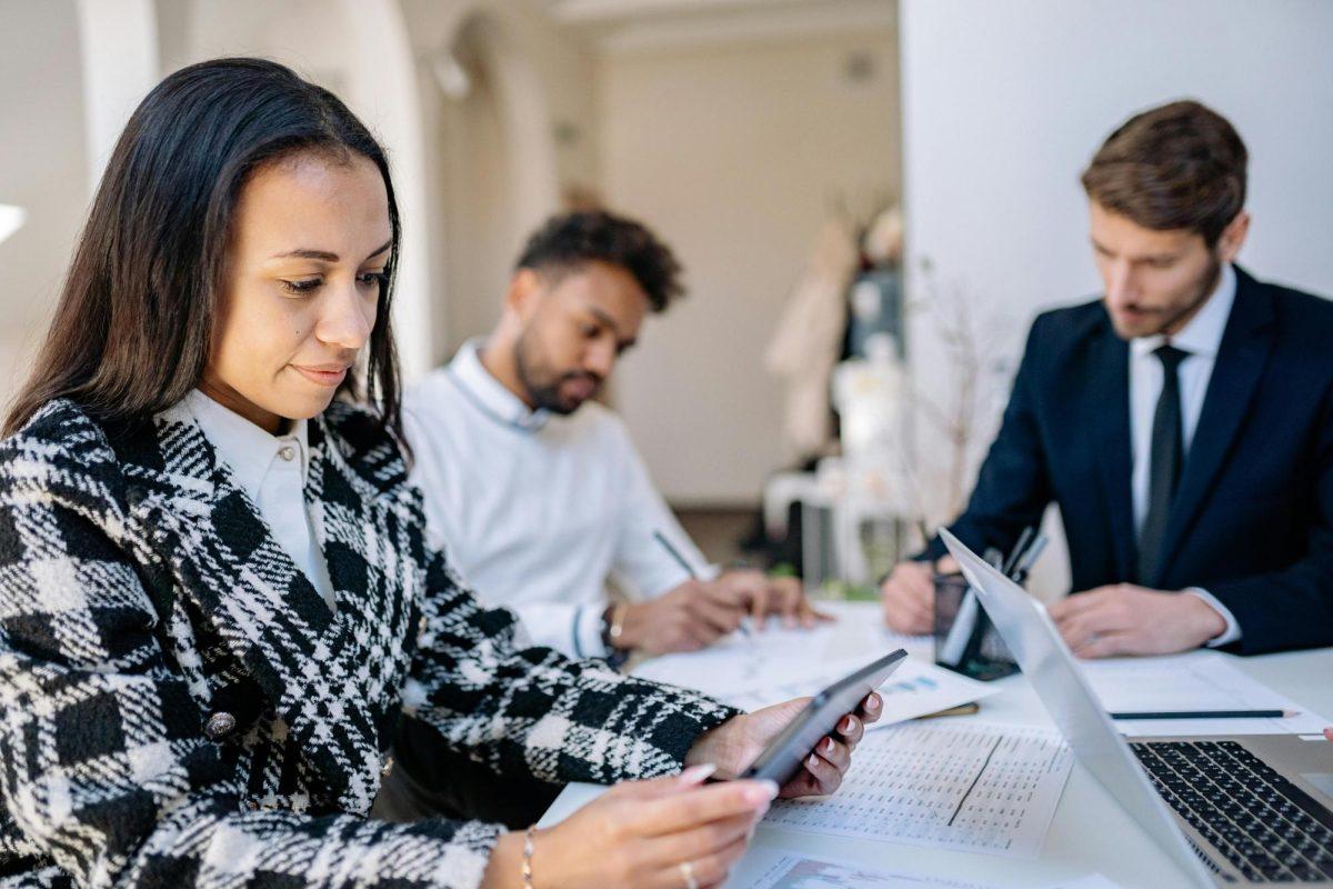 https://www.pexels.com/photo/a-woman-in-corporate-attire-working-at-an-office-7698803/