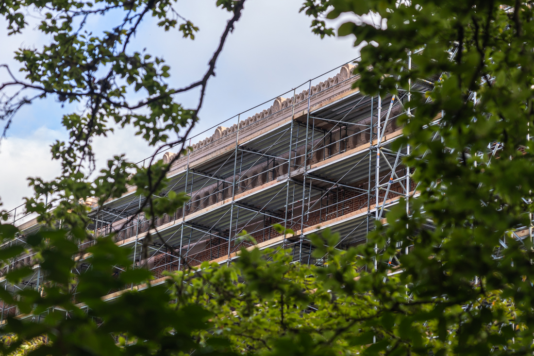 The Knight Library's front facade is covered in scaffolding as construction is underway. (Molly McPherson/Emerald)