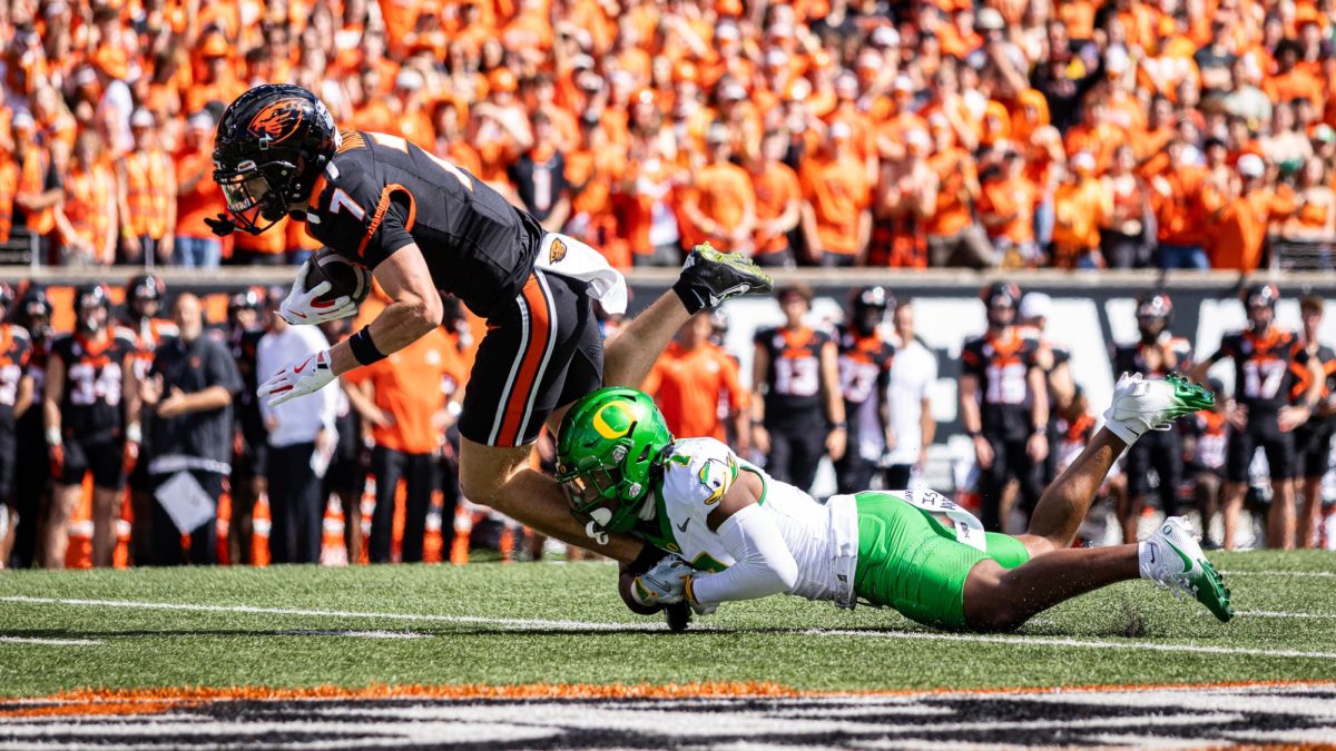 Another star transfer, Jabbar Muhammad, builds off of his previous dominance against the Beavers with a great open field tackle on the Oregon State receiver. The Oregon Ducks travel up to Corvallis to face their in-state rival the Oregon State Beavers on September 14th, 2024. (Jonathan Suni/Emerald)