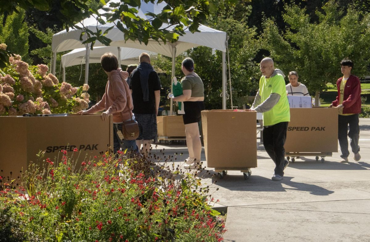  The incoming Freshman Class of 2028 moves into the University of Oregon residence halls on Sept. 26, 2024. (Alyssa Garcia/Emerald) 
