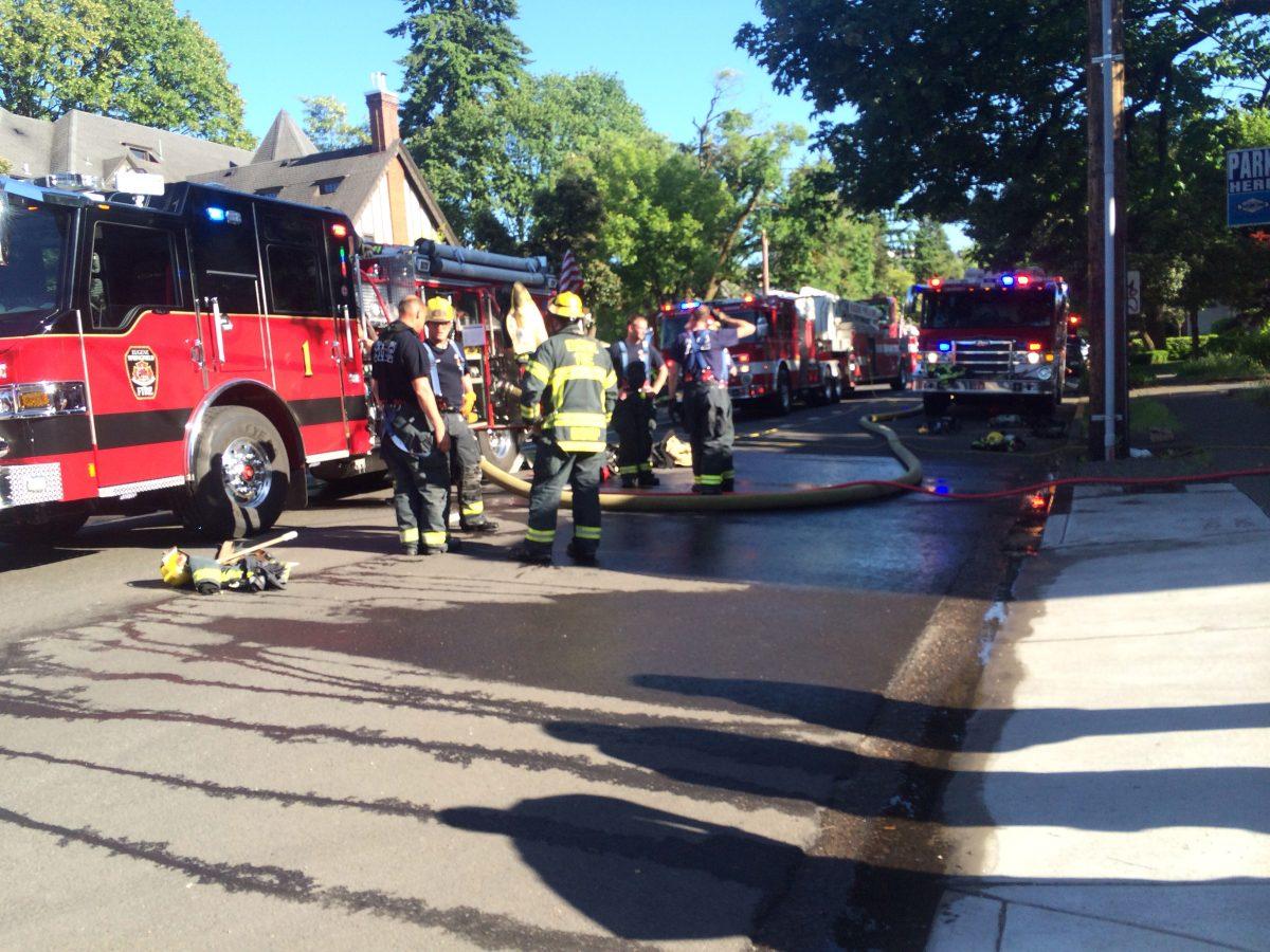 An apartment fire occurred this afternoon at 11th and Hilyard. (Anna Lieberman/Emerald)