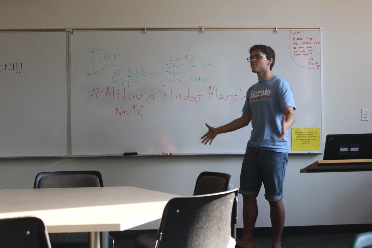 UO for Bernie Sanders 2016 president, Xander Berenstein, announces plans for the group to take part in the nationwide #MillionStudentMarch for free tuition. (Andrew Field/ Emerald)