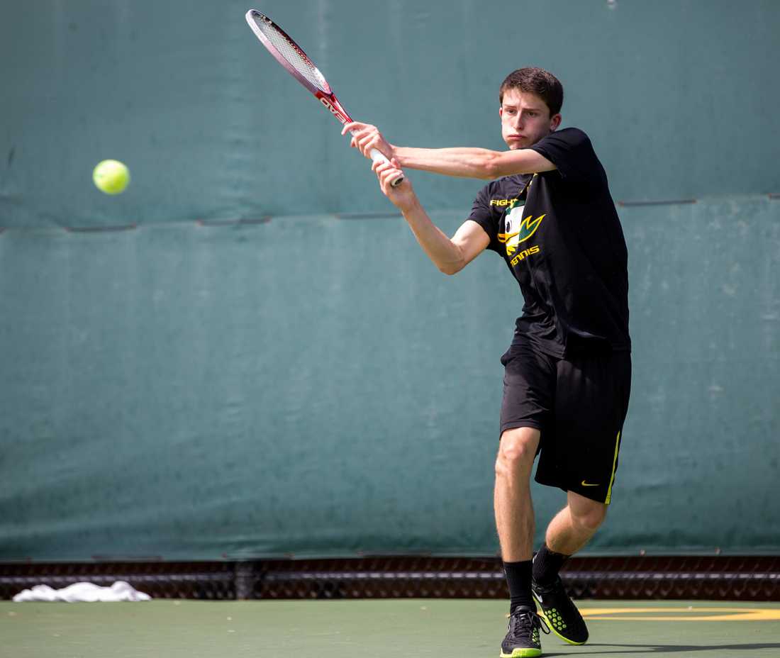 Oregon freshman Daan Maasland rallies back to Washington sophomore Emmett Egger. (Ryan Kang/Freelance)