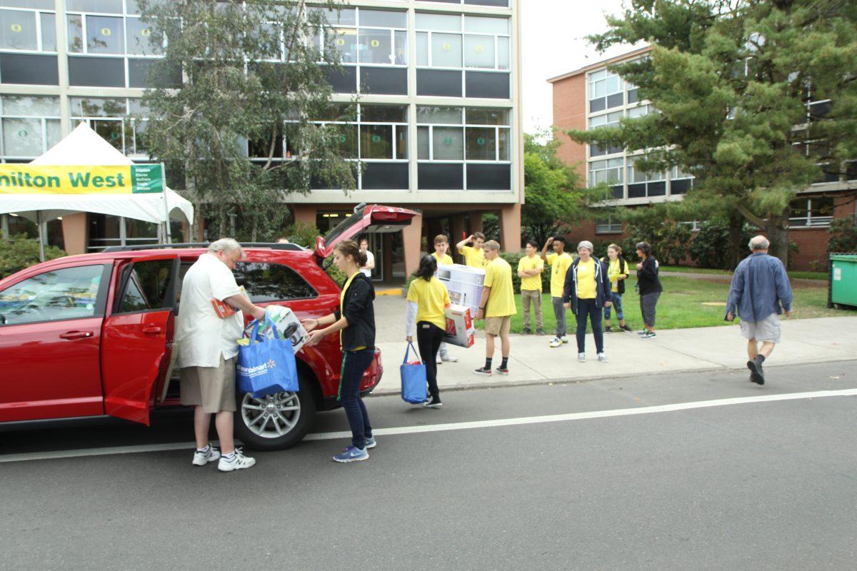 Volunteers are helping a family to move their belongings in Hamilton West Sept. 22. Hamilton Hall was one of the four residence halls with water affected by elevated levels of lead in. (Tran Nguyen/Emerald)