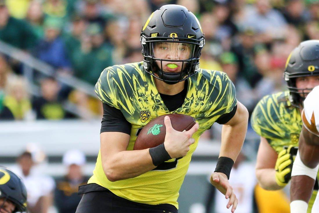 Oregon Ducks quarterback Justin Herbert (10) runs with the ball for a first down. The Oregon Ducks host the Arizona State Sun Devils at Autzen Stadium in Eugene, Ore. on Oct. 29, 2016. (Kaylee Domzalski/Emerald)