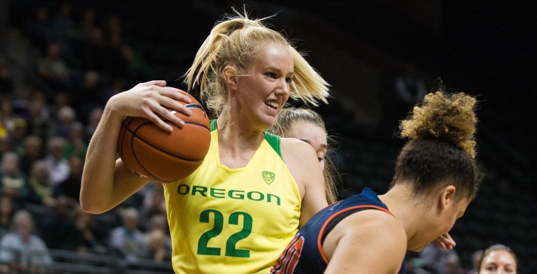 Oregon forward Lauren Yearwood (22) pulls the ball back to get away from her opponents. The Oregon Ducks host the University of Texas at San Antonio Roadrunners at Matthew Knight Arena in Eugene, Ore. on Nov. 20, 2016. (Amanda Shigeoka/Emerald)