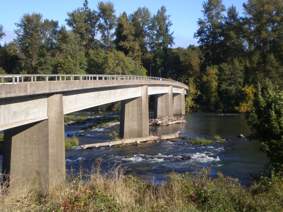 As the weather gets warmer, the river becomes a popular destination for students. Here are our tips for best enjoying the Willamette riverbanks. (Wikimiedia Commons)