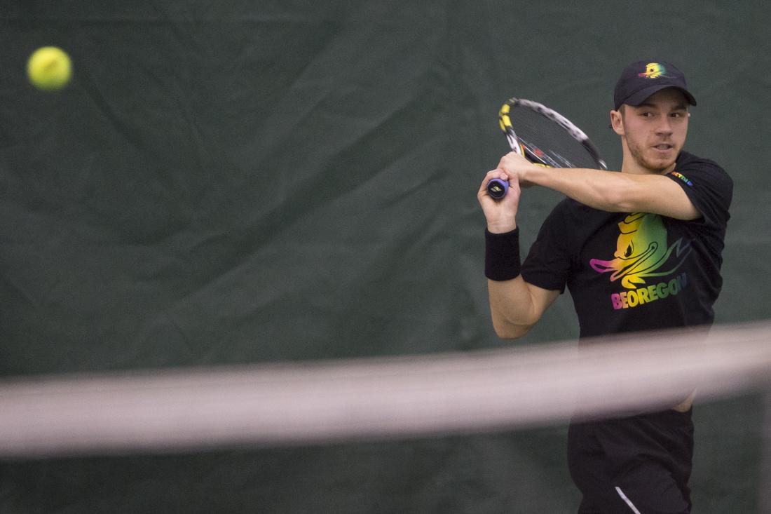 For many Oregon athletes, summer break means trading in their Eugene lives for three months back home. The long summer days are filled with everything from working jobs, summer school, camps, catching up on Netflix binges and even possibly studying abroad. Oregon men&#8217;s tennis senior Simon Stevens was one such &#8230;