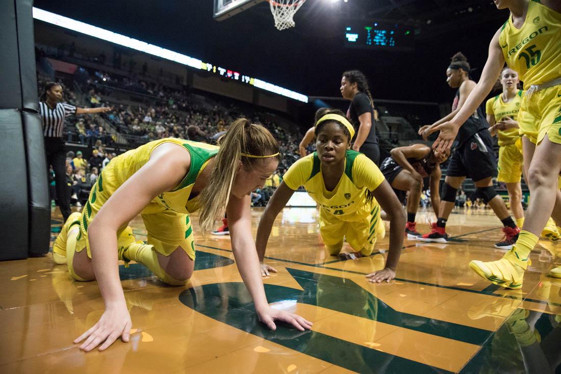 No. 10 Oregon (3-1) lost to No. 5 Louisville 74-61 in the Preseason WNIT championship game on the Cardinals&#8217; home court in Kentucky. The Ducks, who beat No. 19 Texas A&amp;M on Thursday in College Station, Texas, were led by forward Ruthy Hebard&#8217;s 14 points and nine rebounds. Oregon shot &#8230;