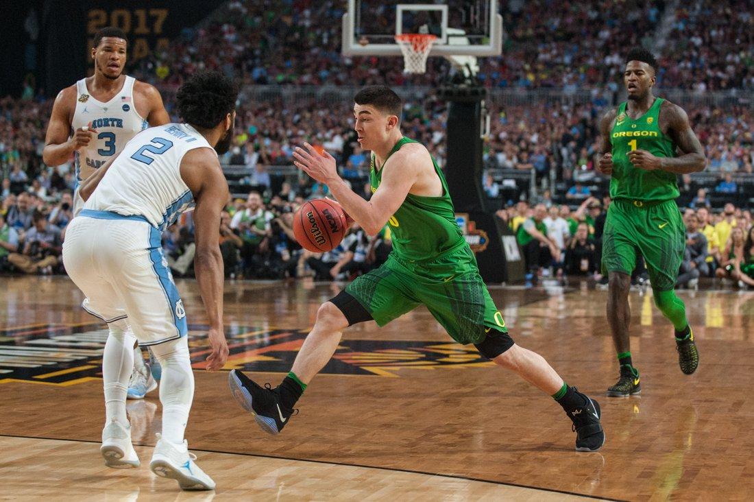 After missing the NCAA Tournament this past season, going 23-10 with a sixth place finish in the Pac-12, Oregon men&#8217;s basketball has retooled thanks to some notable recruits. CBS and Westgate give the Ducks 7-1 odds to win the national title, trailing just three teams. The Ducks are behind three &#8230;