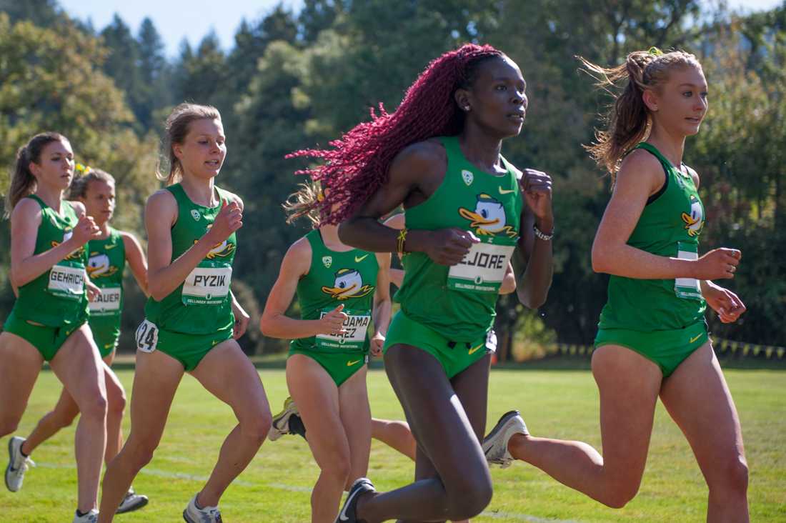 The Oregon Ducks maintain the lead in the women&#8217;s 6,000 m race. The University of Oregon hosts the Bill Dellinger Invitational meet at the Springfield Golf Club in Marcola, Ore. on Friday, Sept. 21, 2018. (Devin Roux/Emerald)