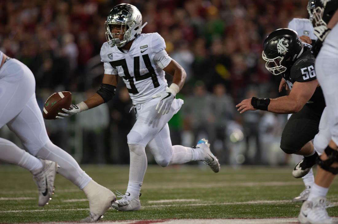 Oregon Ducks running back CJ Verdell (34) hands off the ball to Ducks wide receiver Dillon Mitchell (13). Oregon Ducks Football takes on Washington State University at Martin Stadium in Pullman, Wash. on Oct. 20, 2018. (Devin Roux/Emerald)