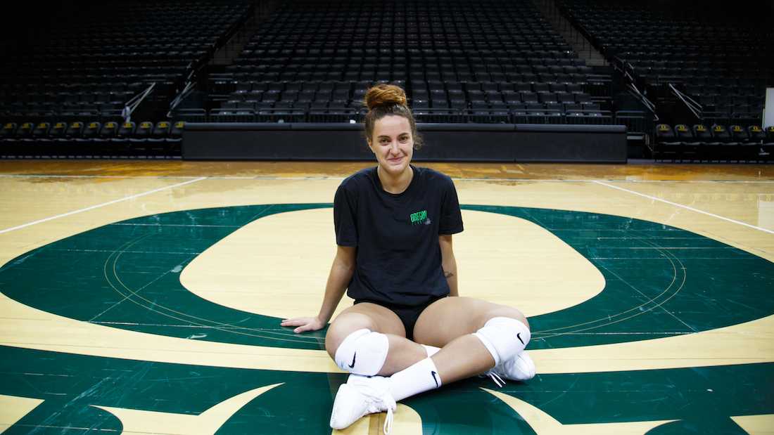 Oregon volleyball setter August Raskie shines both on and off the court for her athletic prowess and her artistic sense of creativity that makes her who she is. According to Raskie&#8217;s 2017 teammate, Maggie Scott, &#8220;August is a super athletic player&#8230; As a person, she is a really unique character. She&#8217;s super artistic and she has this extreme curiosity when it comes to almost everything. It&#8217;s just the way she is&#8230; Just her being her.&#8221; (Sarah Northrop/Emerald)