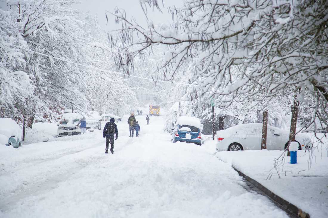 A firetruck struggles up a hill. A snow day ensues as UO cancels classes on Feb. 25, 2019. (Sarah Northrop/Emerald)