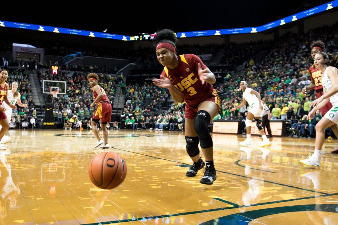 Minyon Moore (3), a guard for the USC Trojans, hits the ball out of bounds. Oregon Ducks women&#8217;s basketball defeat USC Trojans 96 to 78 while saying goodbye to seniors at Matthew Knight Arena in Eugene, Ore. Feb. 24, 2019. (Madi Mather/Emerald)