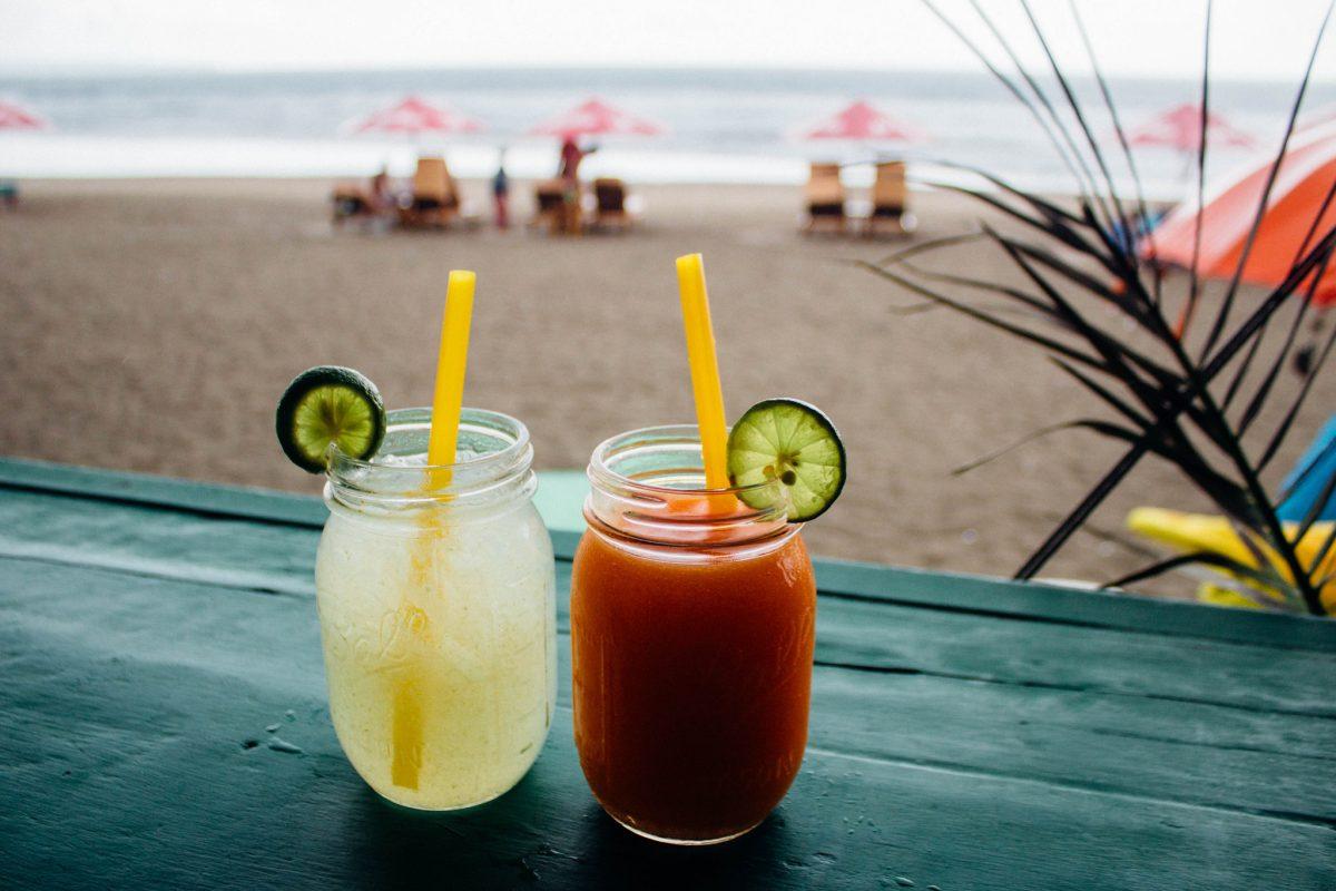 These cold drinks will make you wish you were lounging on the beach this week. (Andreia/Flickr)