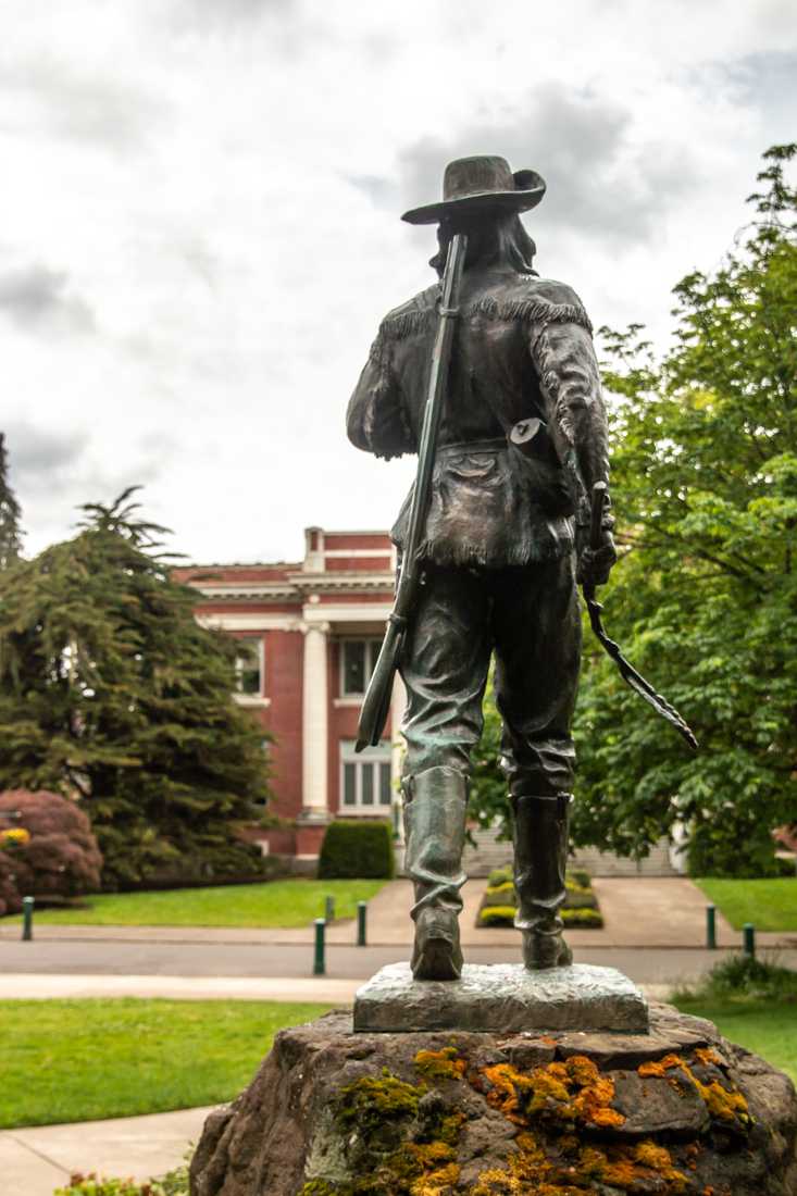 The Pioneer Statue stands between Fenton and Friendly Hall on the University of Oregon Campus in Eugene, Ore. The statue&#8217;s controversial history has caused debate in the UO community. (Maddie Knight/Emerald)