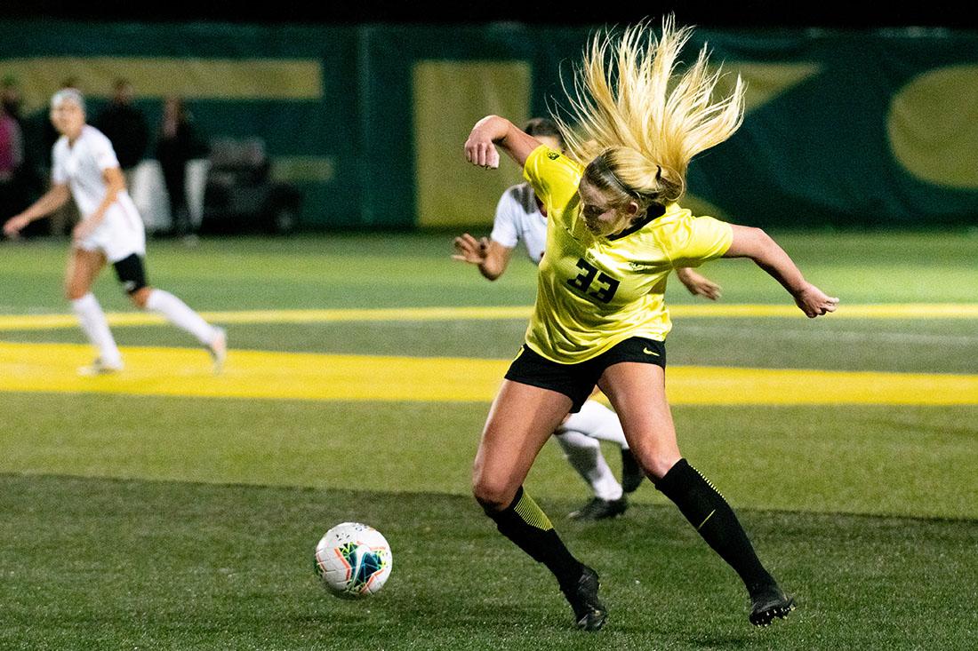 Ducks forward Ally Cook (33) takes ahold of the ball on the Trojan&#8217;s side. (Kimberly Harris/Emerald)