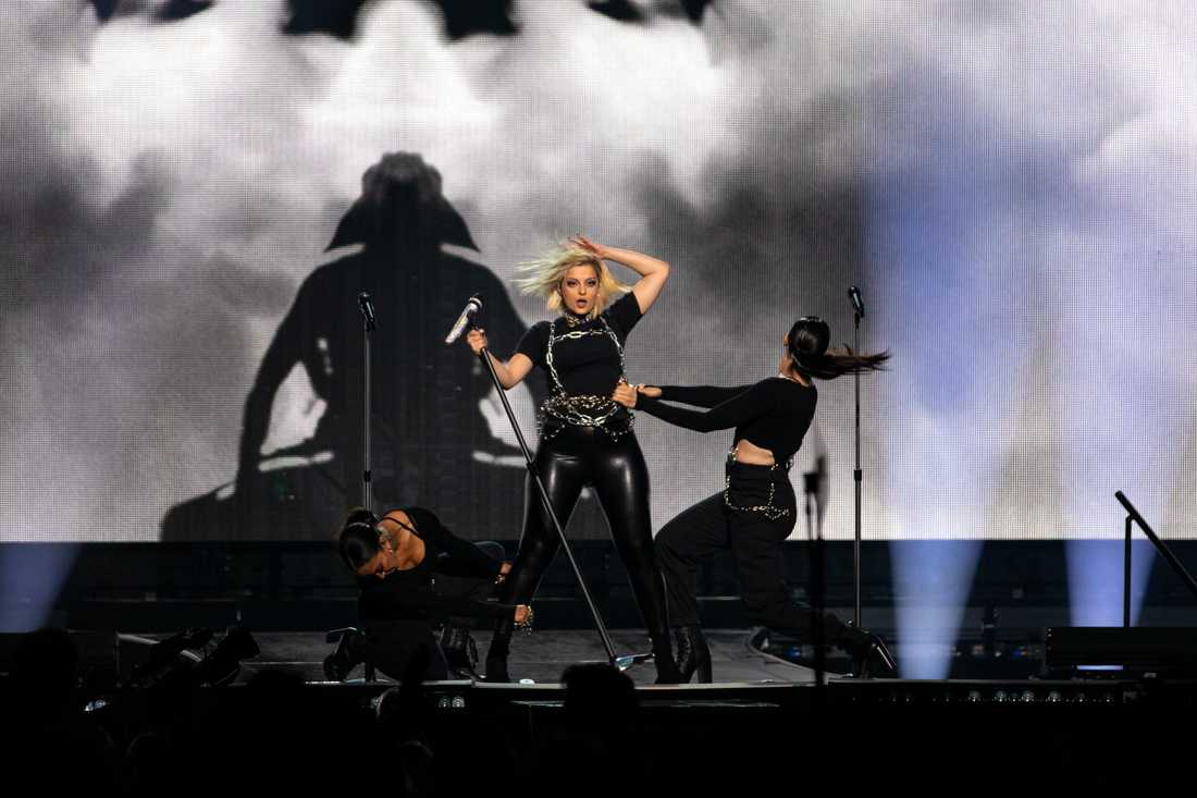 <p>Singer-songwriter Bebe Rexha opens for the Jonas Brothers at the Mood Center in Portland, Ore. on Oct. 13, 2019. (Maddie Knight/Emerald)</p>