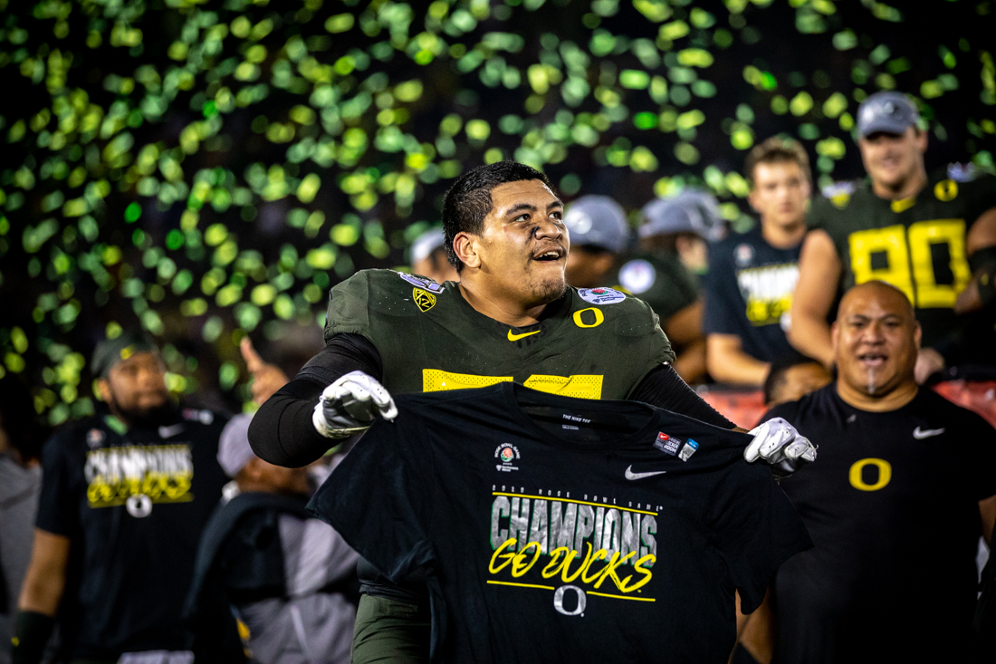 Ducks offensive lineman Penei Sewell (58) holds up his championship shirt as confetti goes off. Oregon Ducks football takes on Wisconsin for the 106th Rose Bowl Game at Rose Bowl Stadium in Pasadena, Calif. on Jan. 1, 2020. (Maddie Knight/Emerald)