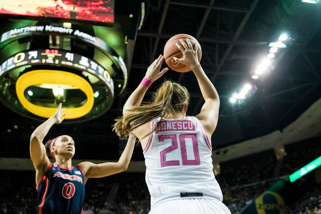 Sabrina Ionescu (20), a guard for the Ducks, passes to a teammate. The Oregon Ducks Women&#8217;s Basketball team defeats the Arizona Wildcats 85-52 on Feb. 7, 2020. (Madi Mather/Emerald)