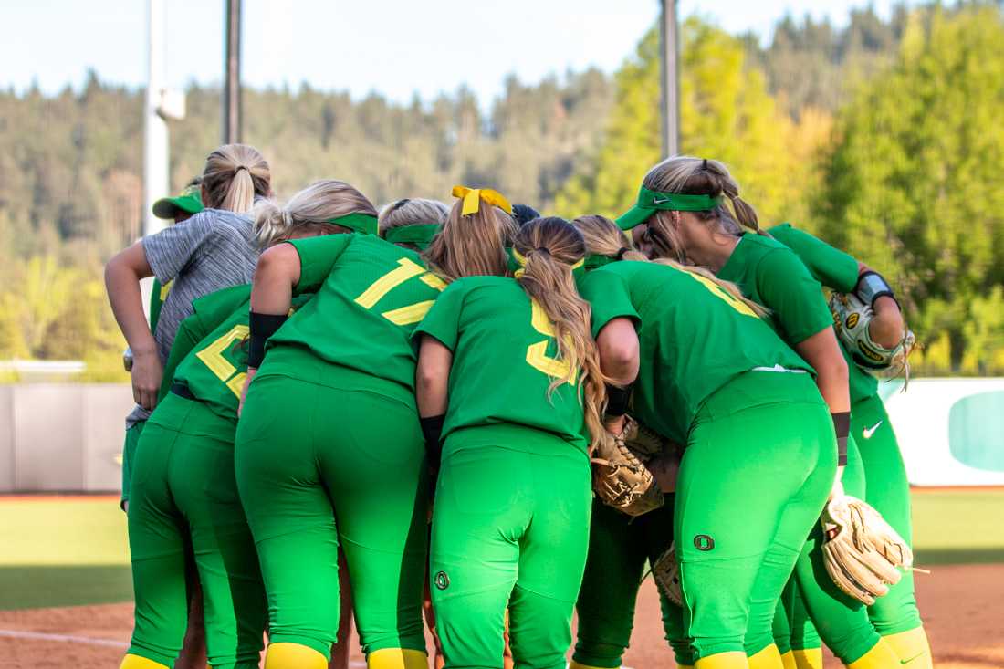 Ducks players group huddle. Oregon softball takes on Arizona State at Jane Sanders Stadium in Eugene, Ore. on May 23, 2019. (Maddie Knight/Emerald)