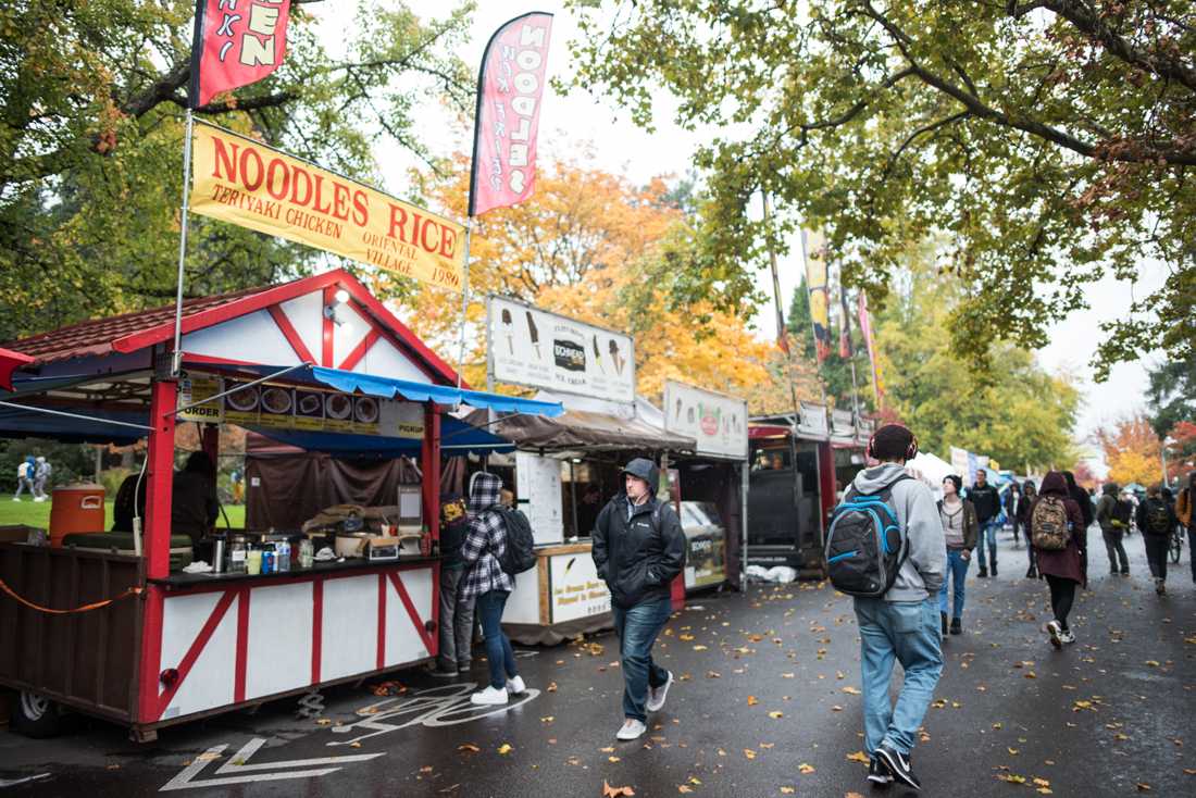 <p>Even with a little rain, the street faire is still bustling. The 2019 ASUO Fall Street Faire lines E 13th Avenue with food carts, clothing pop-ups and more on Oct. 16, 2019. (Marissa Willke/Emerald)</p>