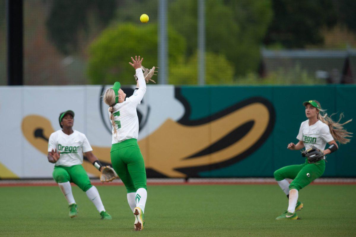 Oregon Ducks infielder Jasmine Sievers (5) catches the ball. Oregon softball takes on Portland State at Jane Sanders Stadium in Eugene, Ore. on April 23, 2019. (Devin Roux/Emerald)