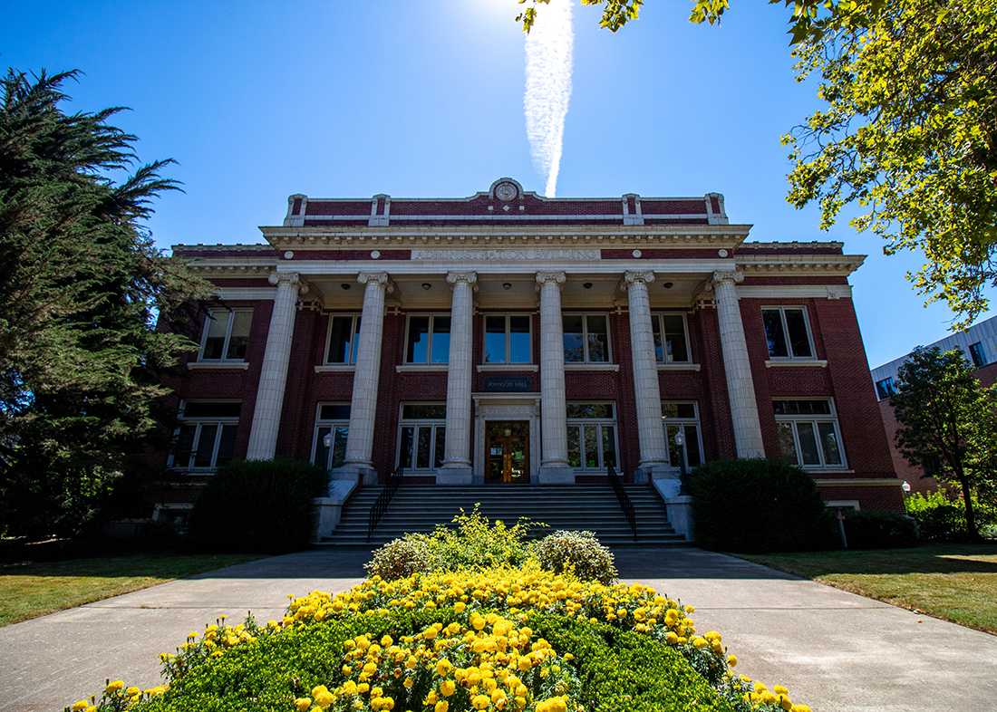 <p>The pathway in front of Johnson Hall, while normally crowded, is mostly empty on Aug. 19, 2020. Johnson Hall is the main administrative building at the University of Oregon. (Will Geschke/Emerald)</p>