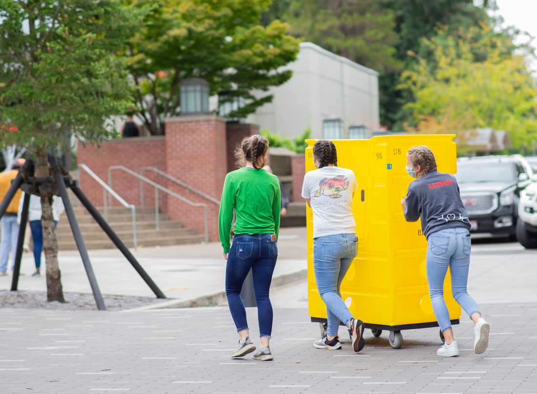 Students help each other with the move-in process. First-year students move into University of Oregon residence halls on Friday, Sept. 25, 2020. (Summer Surgent-Gough/Emerald)