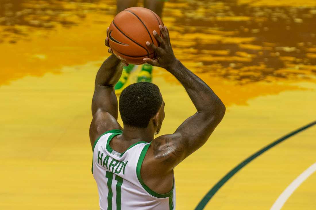 Ducks guard Amauri Hardy (11) makes a pass. Oregon Ducks take on San Francisco Dons at Matthew Knight Arena in Eugene, Ore., on Dec. 17, 2020. (Kimberly Harris/Emerald)