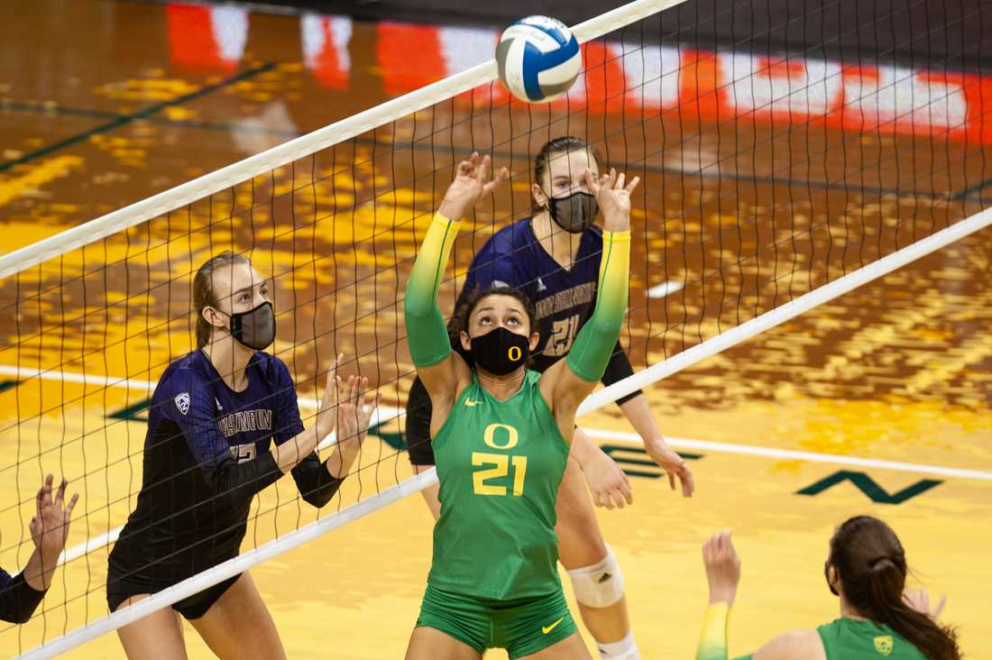 Ducks setter Kylie Robinson (21) sets for an attack. Oregon Ducks verses Washington Huskies at Matthew Knight Arena in Eugene, Oregon on March 7, 2021. (Kimberly Harris/Emerald)