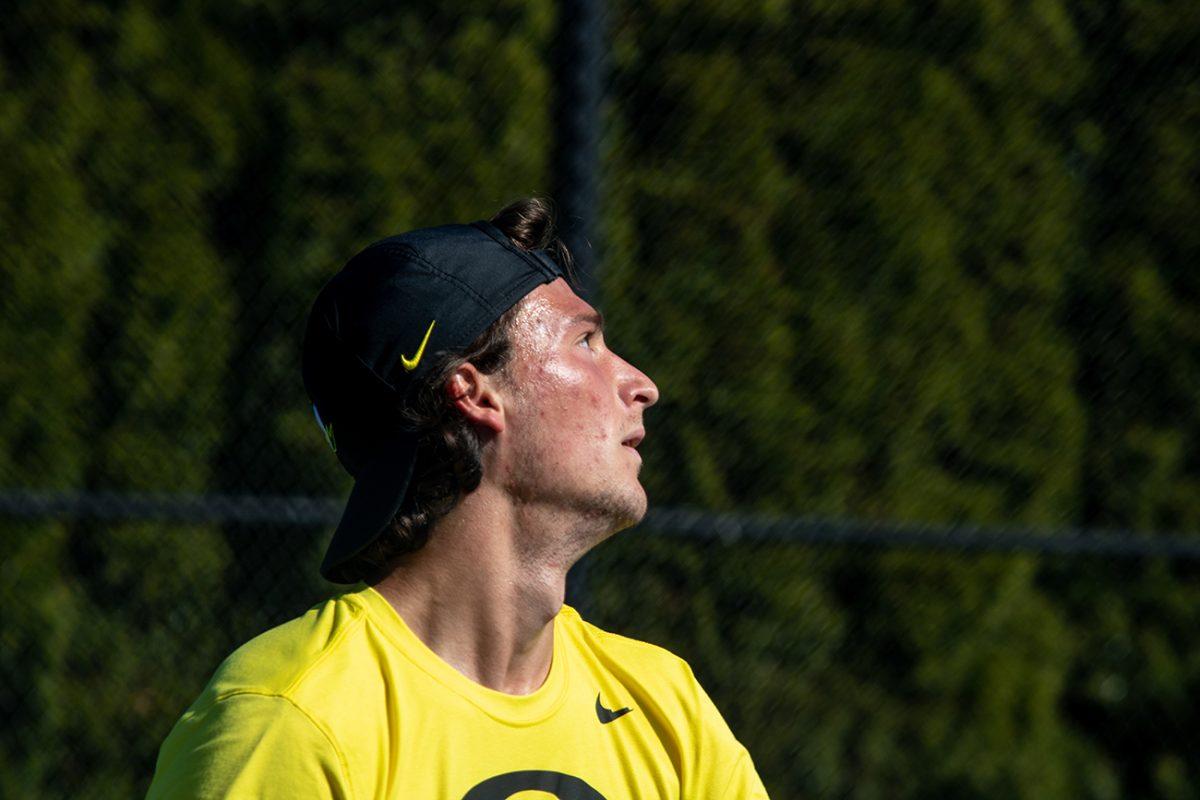 Luke Vandecasteele, sophomore, throws his ball in the air before he serves. The University of Oregon's men's tennis team defeated Stanford 4-2 on April 16, 2021. (Will Geschke/Emerald)