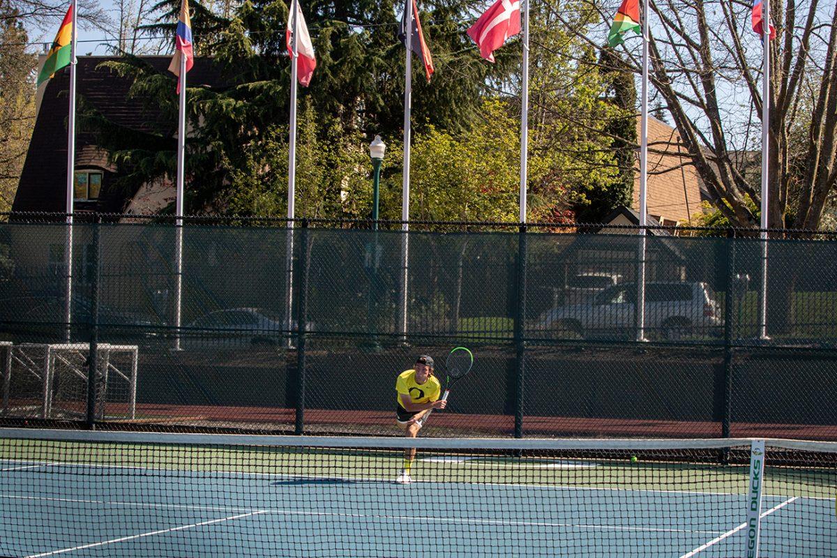 Quinn Vandecasteele, Freshman, serves to his opponent. The University of Oregon's men's tennis team defeated Stanford 4-2 on April 16, 2021. (Will Geschke/Emerald)