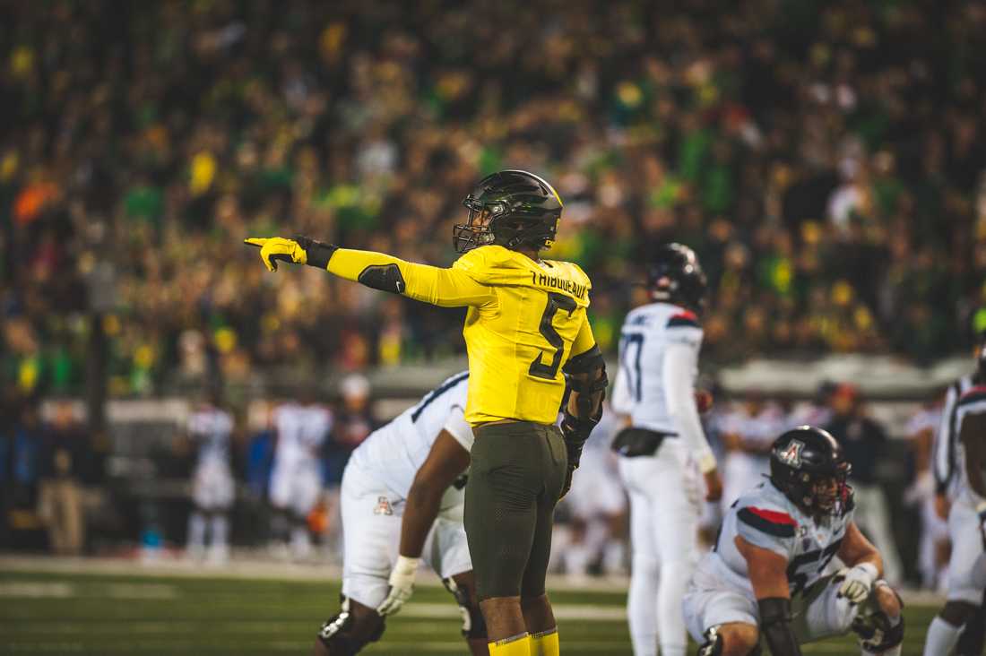 Ducks defensive end Kayvon Thibodeaux (5) points out possible target players in the Wildcat's offense. Oregon Ducks Football takes on the University of Arizona Wildcats at Autzen Stadium in Eugene, Ore. on Nov. 16, 2019.