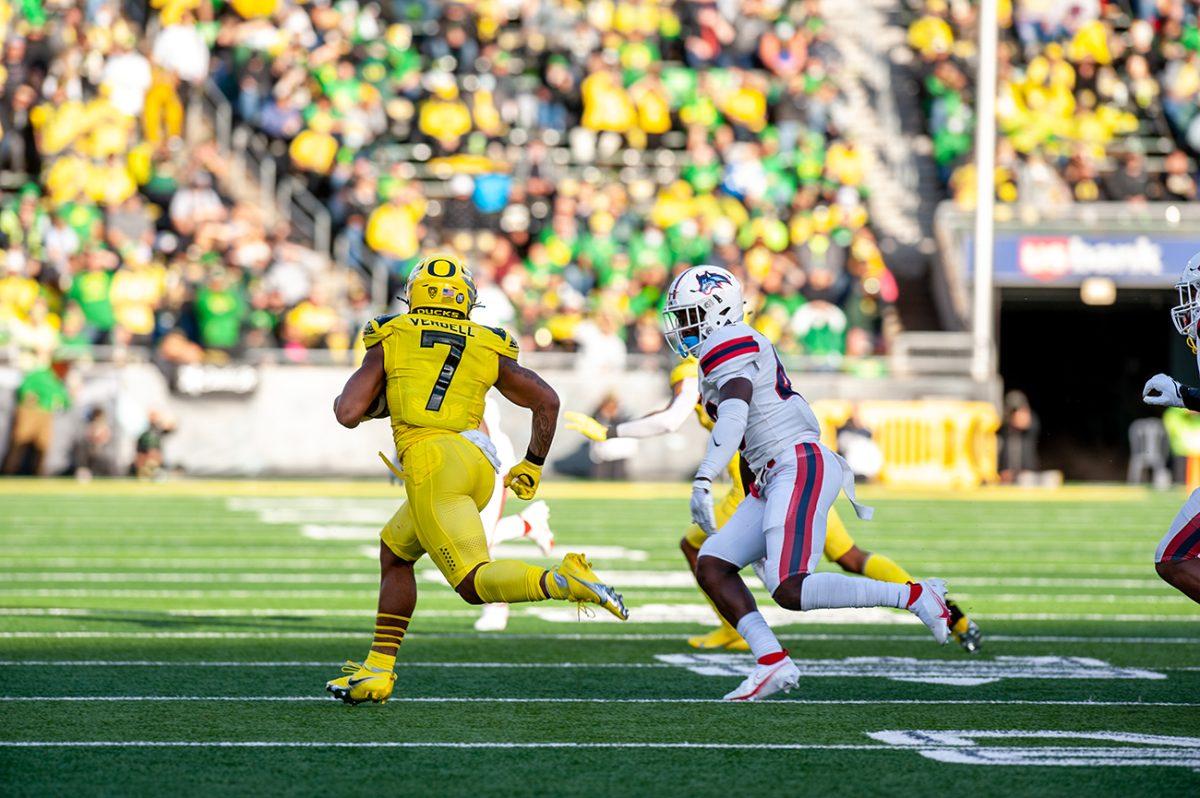 CJ Verdell (7) tries to evade Stony Brook defenders. The Oregon Ducks defeated the Stony Brook Seawolves 48-7 on Saturday night, September 17, at Autzen Stadium. (Will Geschke/Emerald)