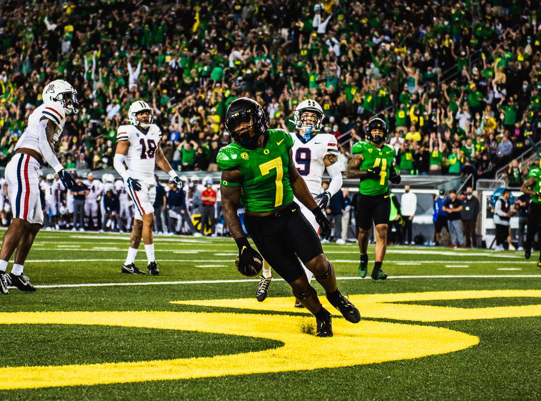 Ducks running back CJ Verdell runs into the endzone, scoring against Arizona, making the score 17-7. The Oregon Ducks crush the Arizona Wildcats 41-19 in game four of the 2021 season. (Ian Enger/ Emerald)