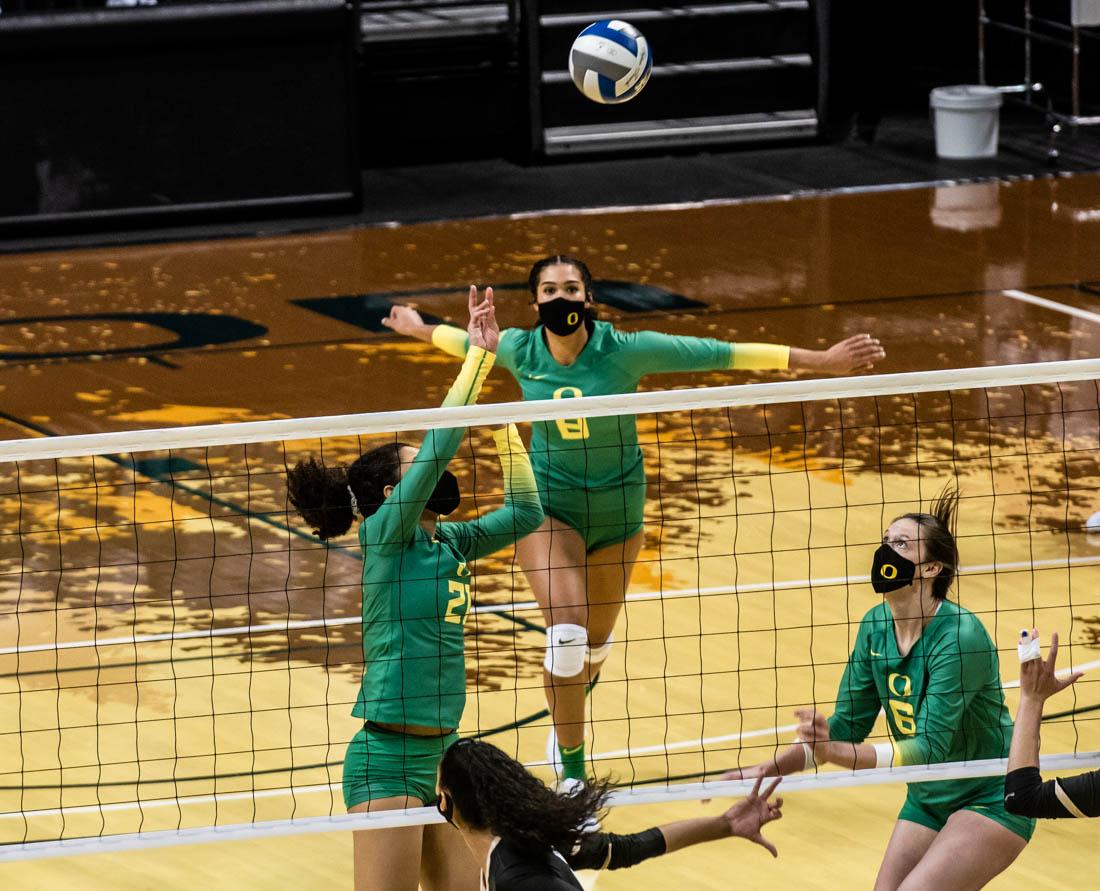 Ducks players prepare to hit the ball. Oregon Ducks women&#8217;s volleyball takes on the Colorado Buffaloes at Matthew Knight Arena in Eugene, Ore., on Feb 26, 2021. (Ian Enger/Emerald)