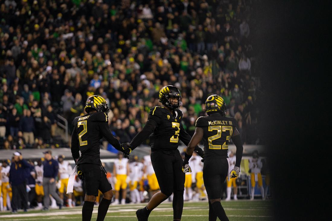 Brandon Dorlus (3), high fives teamates after making a tackle. The Oregon Ducks take on the California Golden Bears at Autzen Stadium in Eugene, Ore., on October 15, 2021. (Serei Hendrie/Emerald)