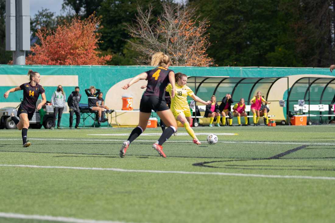 <p>Ducks Forward, Kess Elmore (18), winds up for a shot on goal. Oregon Ducks Soccer defeat the Arizona State Sun Devils at Papé Field in Eugene, Ore., on October 10, 2021. (Serei Hendrie/Emerald)</p>