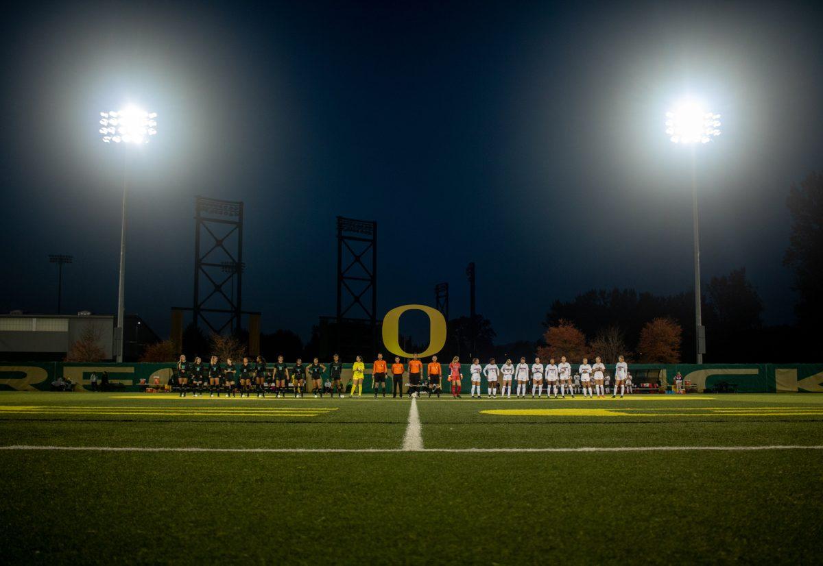 Oregon and Arizona players line up before the game begins. The University of Oregon Ducks defeated the Arizona Wildcats 1-0 on October 7, 2021. (Will Geschke/Emerald)