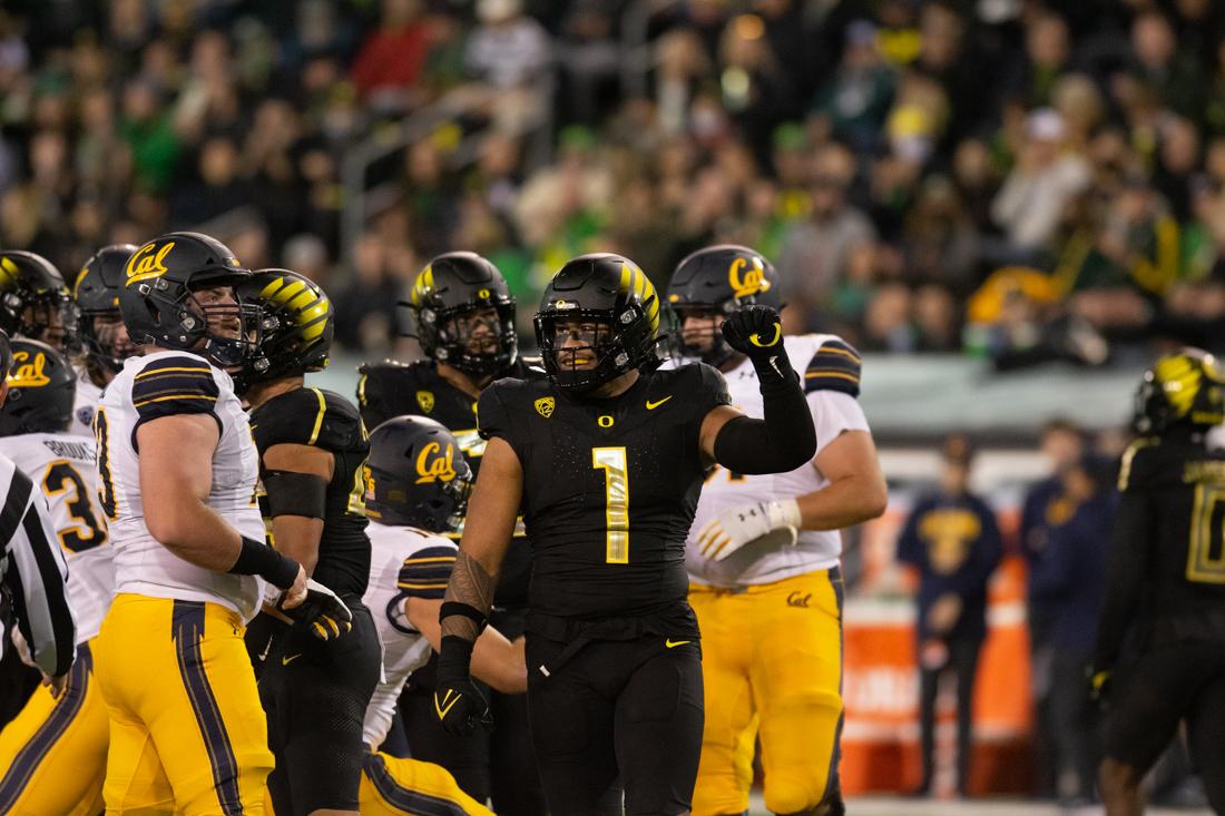 Noah Sewell (1) pumps his fist after making a tackle. The Oregon Ducks take on the California Golden Bears at Autzen Stadium in Eugene, Ore., on October 15, 2021. (Serei Hendrie/Emerald)