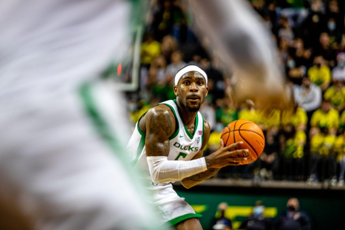 De'vion Harmon (5) passes to another Oregon player. The Oregon Ducks defeated the Southern Methodist University Mustangs 86-63 at Matthew Knight Arena on November 12, 2021. (Will Geschke/Emerald)