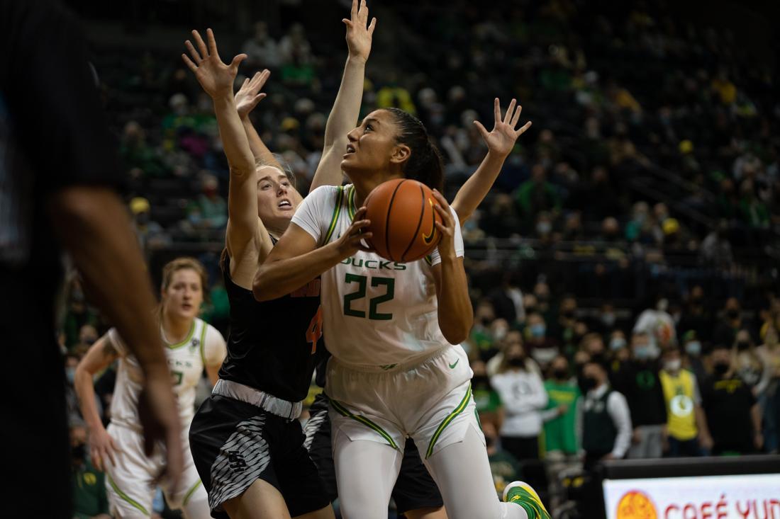 Ducks forward, Kylee Watson (22), attempts to get to the basket while having two defenders on her. The Oregon Ducks Women&#8217;s Basketball team takes on the Idaho State Bengals, on November 9th, 2021, at Matthew Knight Arena. (Serei Hendrie/Emerald)