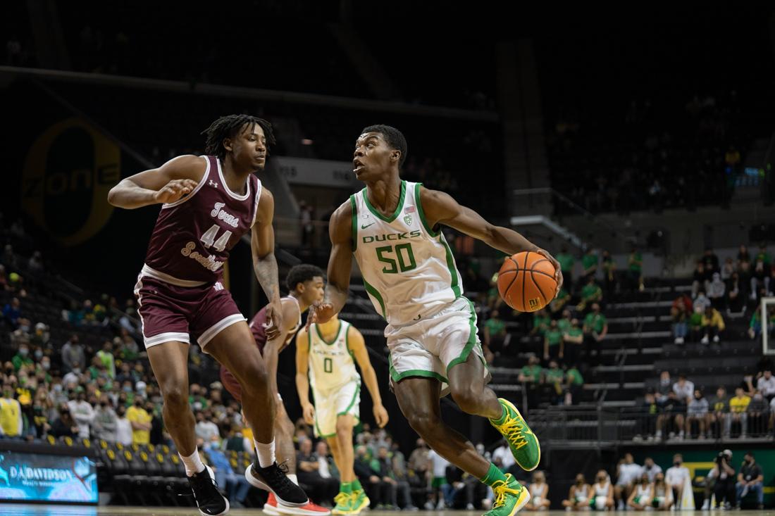 Ducks forward, Eric Williams (50), dribbles past his defender in an attemp to lay in a basket. The Oregon Ducks Men&#8217;s Basketball team faces the Texas Southern Tigers, in their first game of the season on November 9th, 2021, at Matthew Knight Arena. (Serei Hendrie/Emerald)