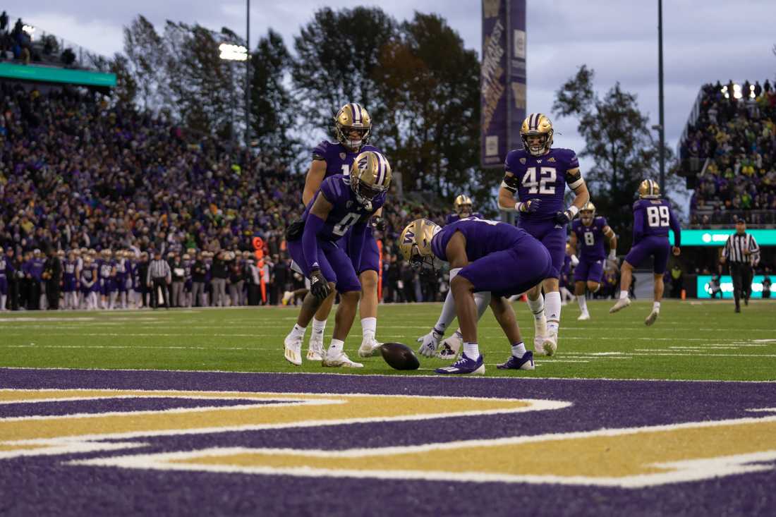 Husky players stop the ball on the one yard line after a kick, setting up a difficult drive for the Ducks. The Oregon Ducks take on the Washington Huskies at Husky Stadium in Seattle, Wash., on November 6, 2021. (Serei Hendrie/Emerald)