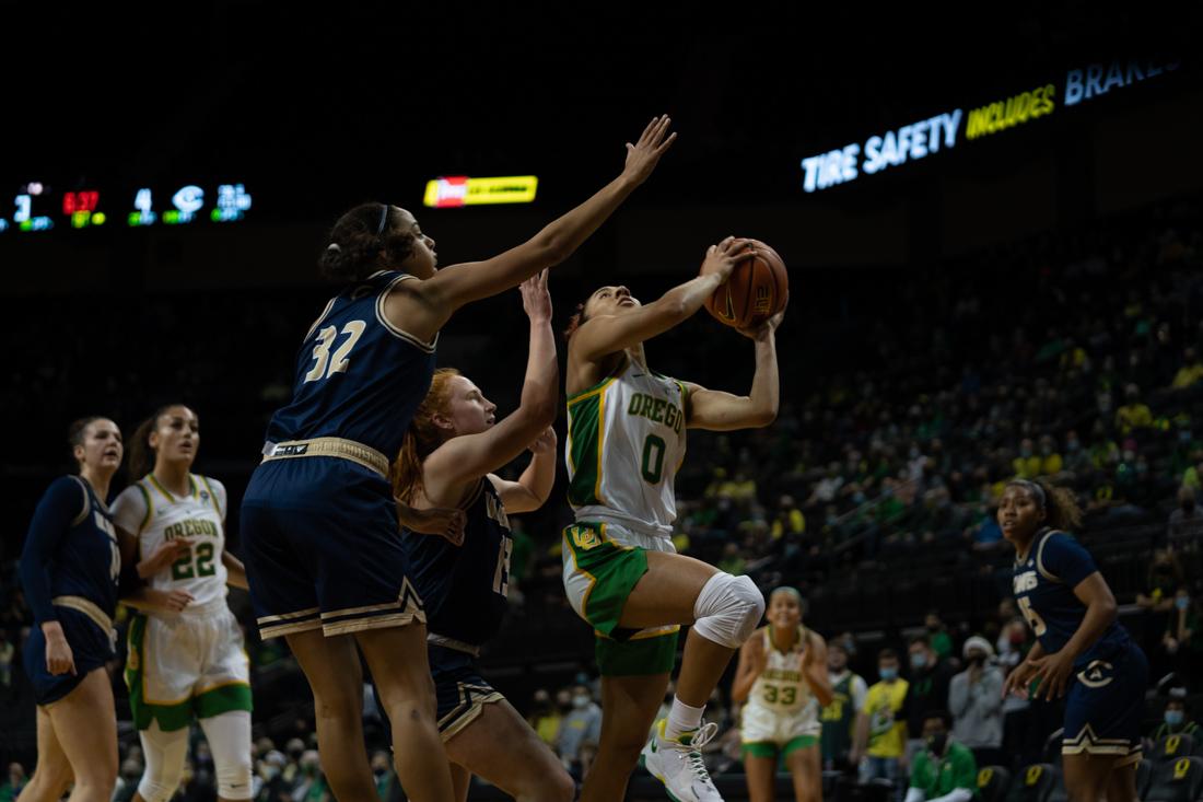 <p>Oregon Guard Ahlise Hurst goes for a layup over her defender. Ducks Women’s Basketball team takes on the UC Davis Aggies, on December 1st, 2021, at Matthew Knight Arena. (Serei Hendrie/Emerald)</p>