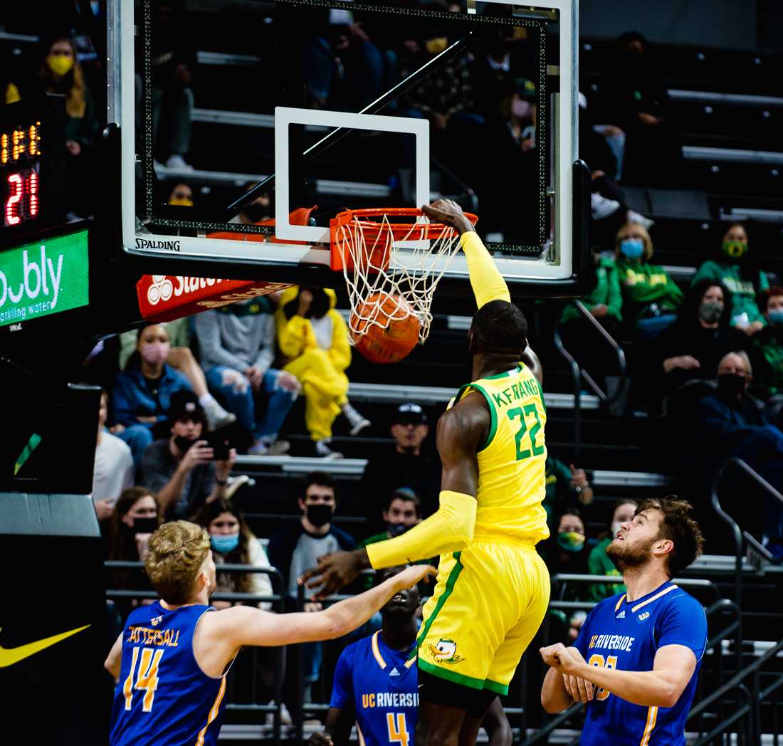 Ducks center Franck Kepnang (22) dunks on UC Riverside. The University of Oregon Men&#8217;s basketball team defeated UC Riverside 71-65 on December 1st, 2021, at Matthew Knight Arena in Eugene, Ore.